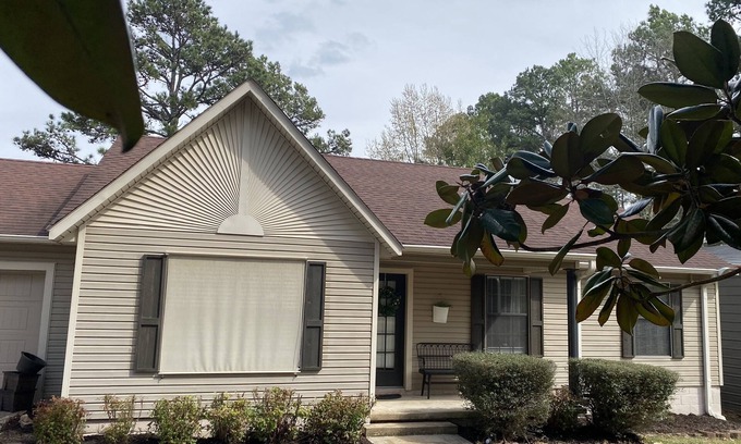 Higden House | Close to everything! 2 miles to Shiloh Marina, swim beach, boat rental & launch