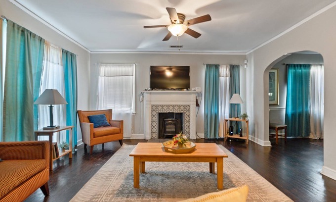 Montgomery House | Close to Everything! Breezy like Sunday Morning