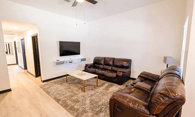 Wellborn House | Close to Kyle Field, Texas A&M, Santa’s Wonderland & anywhere you need.