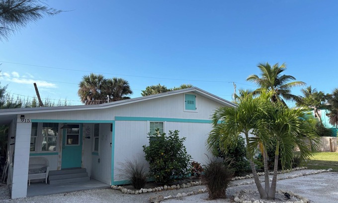 Sanibel House | Close to restaurants & shops, unwind in Sanibel at this Pet Friendly Cottage