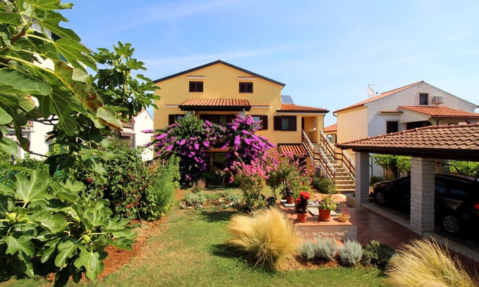 Brulo Apartment | Close to the beach, air-conditioned, quiet location, family-friendly