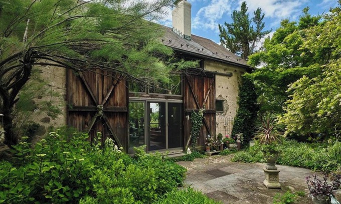 Finesville House | Close to the City, Far from Reality
