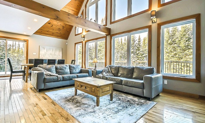 Lac-Superieur Ski Chalet | CLOSE to Tremblant’s North Side lifts, WELL LOCATED, with Hot Tub, Very Private!
