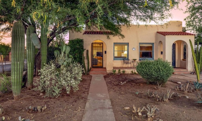 Sam Hughes House | Close to U of A/Patio/Sam Hughes/1 BR 1 BA