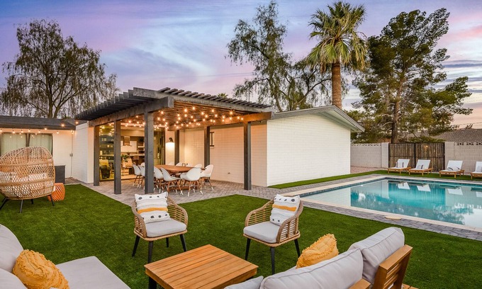 Entertainment District House | Closest Walk to Old Town, Entertainment District