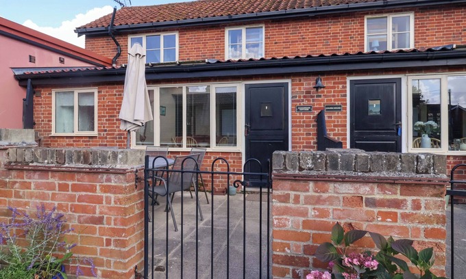 Ipswich Cottage | COACHMAN'S COTTAGE, pet friendly, with a garden in Ipswich