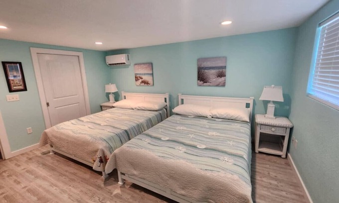 Palacios Apartment | Coastal 1BR – Bayfront Views, Porch, Fishing & Walkable Lighted 1.5-Mile Seawall