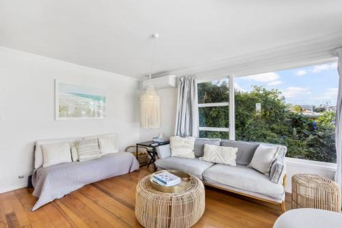 Castor Bay House | Coastal Calm is near to the Beach with BBQ