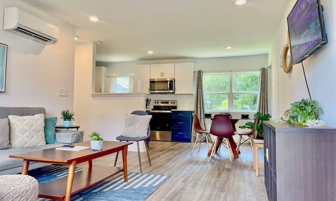 Plaza Midwood Apartment | Coastal Charm - Dine & Drink Nearby