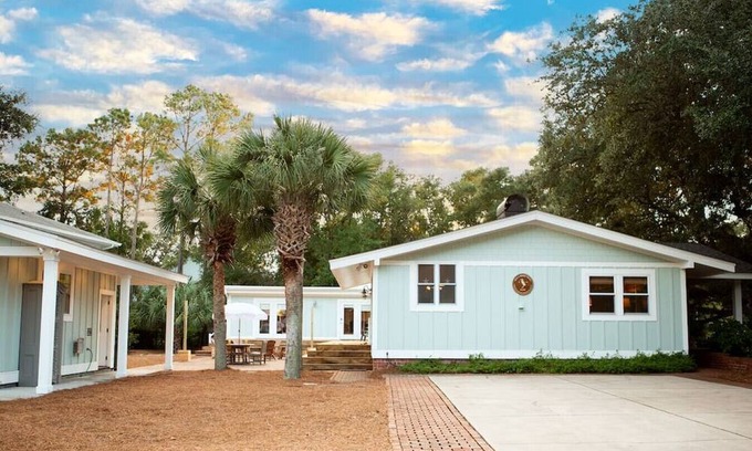 North Litchfield Beach House | Coastal haven for groups, walk to beach, large deck, beach gear, kid friendly