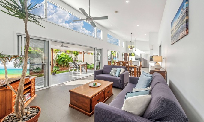 Wurtulla House | Coastal Home - Steps to Beach