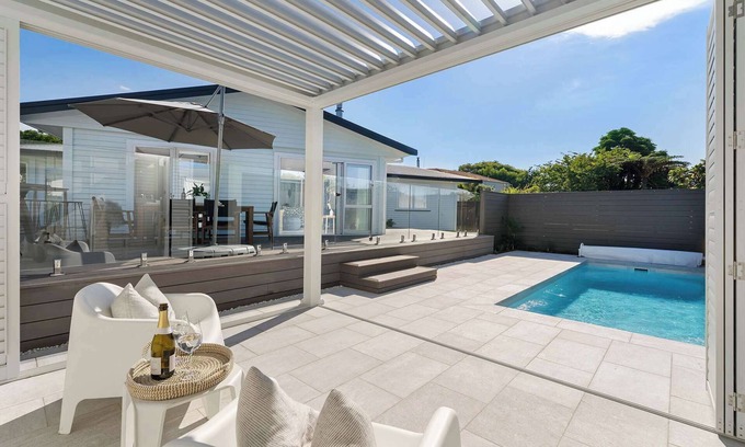 Mount Maunganui House | Coastal Retreat - Poolside Mt Maunganui