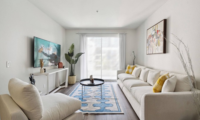 Marina del Rey Apartment | Coastal Retreat: 2BDR Apt in Marina Del Rey – Pool, Gym & Free Parking