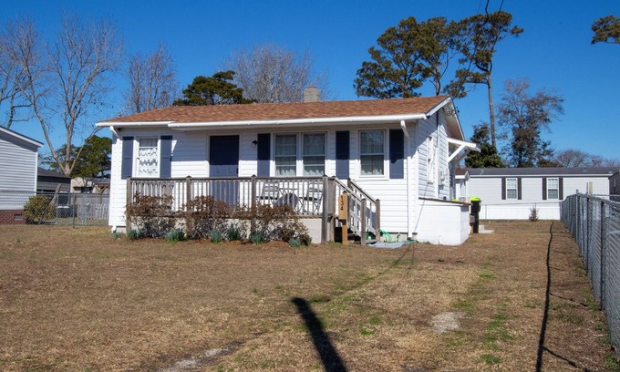 Morehead City House | Coconut Shack- Perfect hideaway on the Crystal Coast!