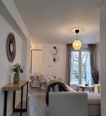 Survilliers Apartment | Cocooning House 212 Suite COSY SUNSHINE appartement Aeroport Paris Roissy CDG et Parc Asterix