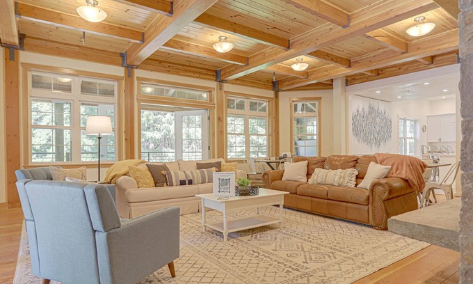 Government Camp Cabin | Coho Lodge-Family Home*Hot Tub*Deck*BBQ*Fire Pit*Pet Friendly!