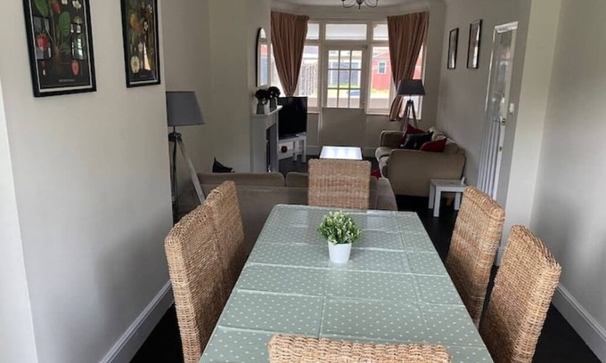 Birmingham House | College Road, Birmingham M5/M6, 3 bedrooms parking
