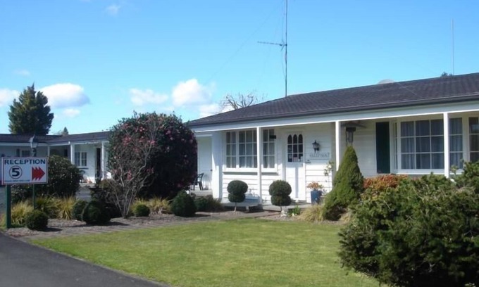 Cambridge Hotel | Colonial Court Motel