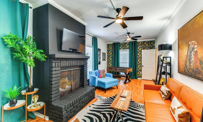 Highlands - Perkins House | Colorful Baton Rouge Home: Deck, Grill & Fire Pit
