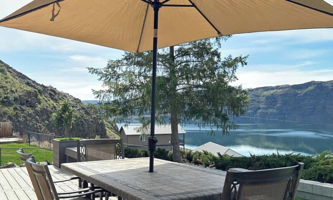 Sunland Estates Cabin | Columbia River Gorge Cabin - Quick Drive to Gorge Amphitheater!