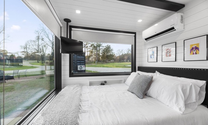 Willis Resort | Combo Plate: 2 mins to Lake Conroe! Heated Pool, Stocked Ponds, Cute Pygmy Goats
