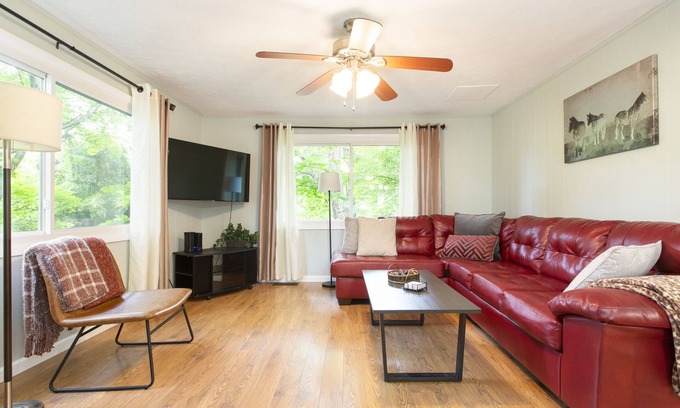 Kenilworth Ski Chalet | Come to Asheville! NEWLY REMODELED & Only 4 Mins to DT AVL, Dog Friendly, FP