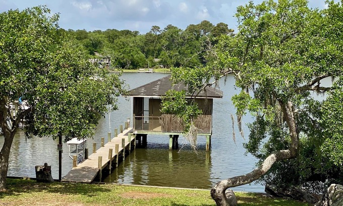 Gulf Shores House | Come & unwind at Bama Breeze, a peaceful hideaway on Bon Secour Bay.