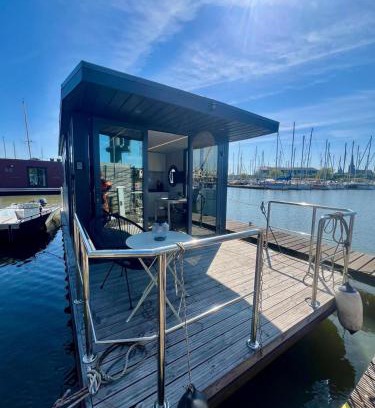 Monnickendam Boat Rental | Comfi Winter houseboat Eclipse Monnickendam