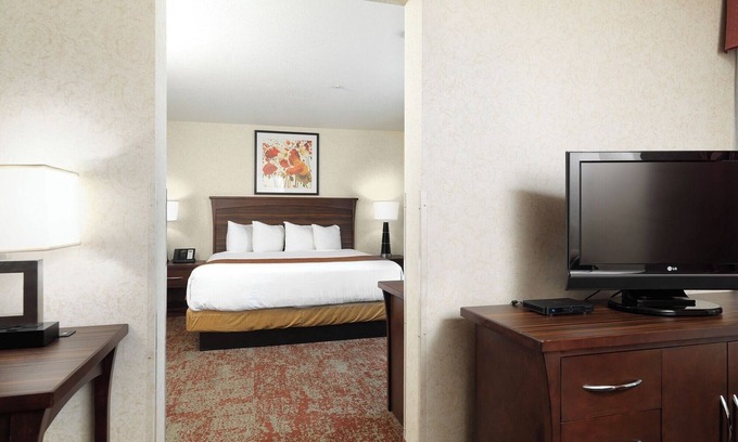 Rio Grande Hotel | Comfort & Adventure w/Free Breakfast & Airport Shuttle + Indoor Pool Access