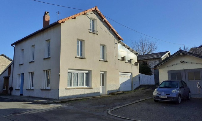 Ferrieres-sur-Sichon Cottage | Comfort and Charm in Ferrières: 5-bedroom Cottage, Terrace, Pets Welcome