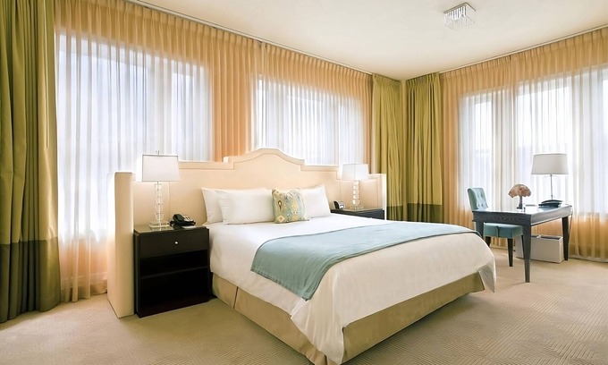 Goose Hollow Hotel | Comfort and Convenience! 2 Modern Suite, Pet-friendly Hotel with Pop-Up Cinema!