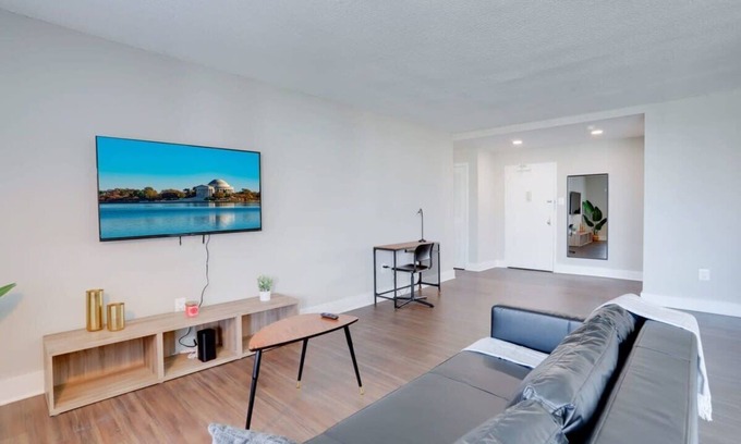 Crystal City Apartment | Comfort at Crystal City - Amazing Apartment W gym