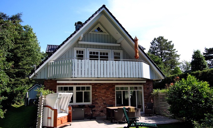 Wyk auf Foehr Apartment | Comfort holiday apartment in Wyk, 4 people, ground floor in a 2-family house, 3 rooms, approx. 84m²