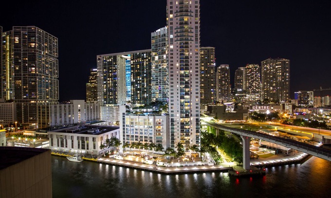 Downtown Miami Hotel | Comfort Inn & Suites Downtown Brickell - Port of Miami