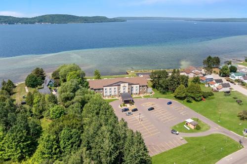 Munising Hotel | Comfort Inn & Suites Munising-Lakefront