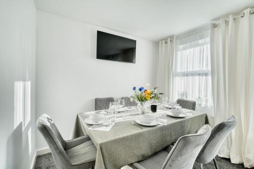 Market Harborough Apartment | Comfort Lettings - 4 bedroom, 8 Beds & 2 Free Parking, Garden, Family Friendly
