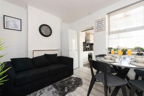 Bensham Manor House | Comfort Meets Style, 4-Bedroom Home with All Essentials, Croydon, Sleeps 8! Contractor & Group Friendly!