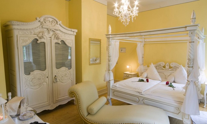 Gedern Apartment | Comfort room with four-poster bed and bathtub at the Schlosshotel