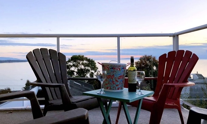 White Rock House | Comfort suites with Ocean view balcony ---5 min walk to the beach!