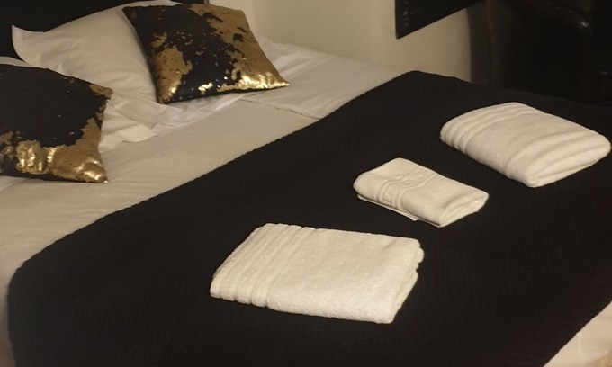 Colombiers Bed & Breakfast | Comfortable rooms in a 16th-century building in the town center.