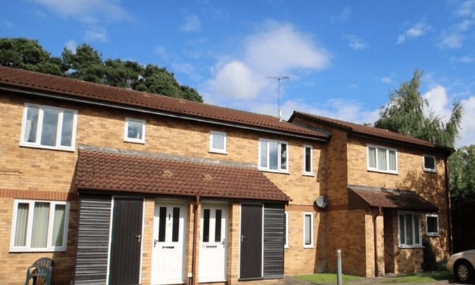 Bracknell Apartment | Comfortable 2 Bedrooms in Bracknell