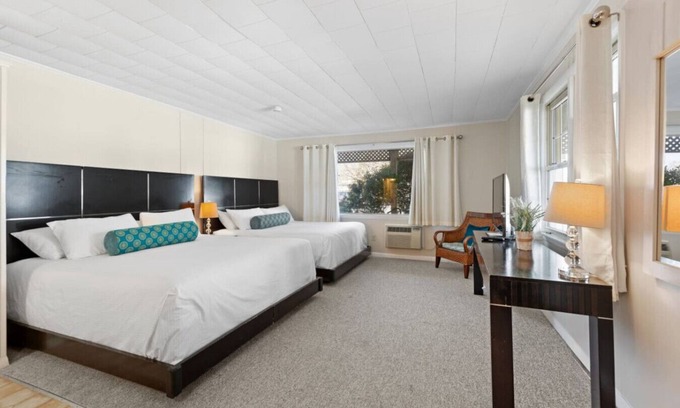 Falmouth Heights Condo | Comfortable 2 Queen Beds – Sleeps 4 (302)