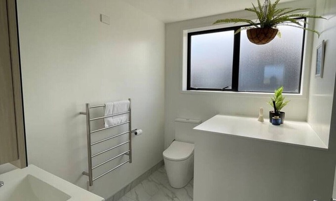 Henderson House | Comfortable 2BR Home on Te Kanawa Crescent