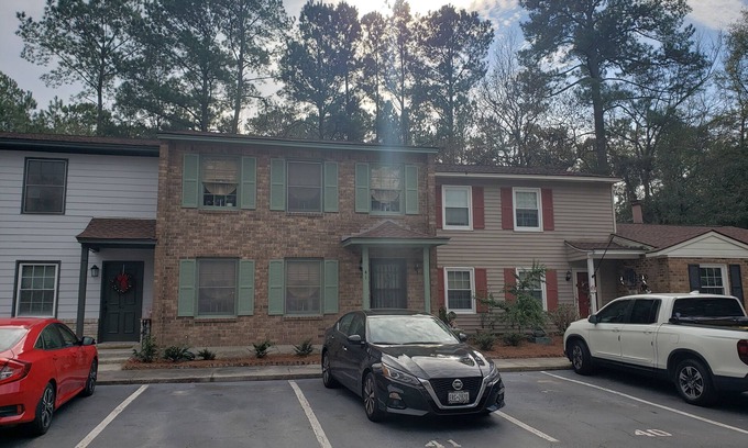 Savannah House | Comfortable 3 Bedroom, 3 Bathroom With Amenities!
