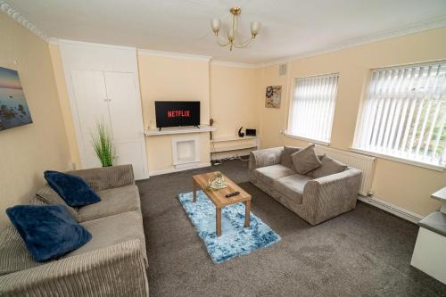 Townhill House | Comfortable 4-Bed Home with Free Parking