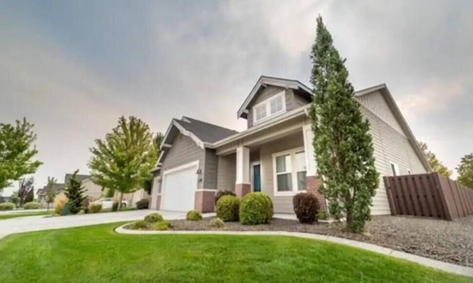 Meridian House | Comfortable 4 Bedroom Farmhouse In Eagle/Meridian Idaho