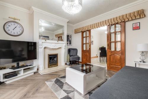 Bedford Apartment | Comfortable and spacious home with free parking plenty of space large sun trap garden and crisp white hotel linen hosted by Our Home Short Stays