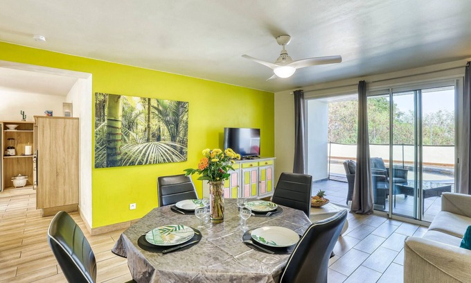 La Possession House | Comfortable apartment with terrace and direct pool access