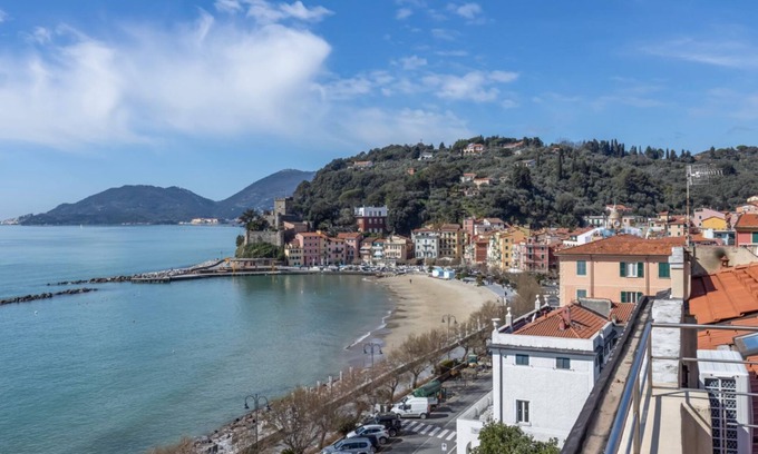 San Terenzo Apartment | Comfortable apartment of approximately 64 m2, able to accommodate up to 4 people, located on the fourth floor of a building without a lift. The accommodation is located in an area full of all services and boasts a wonderful view of the San Terenzo beach.