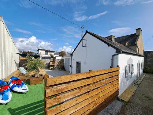 Ploudalmezeau House | Comfortable cottage close to the beach, Portsall, 2 canoes
